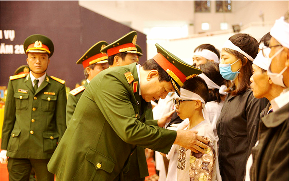 Đại tướng Lương Cường, Chủ nhiệm Tổng cục Chính trị Quân đội NDVN xúc động trước thân nhân gia đình liệt sĩ, ảnh Nguyễn Khánh