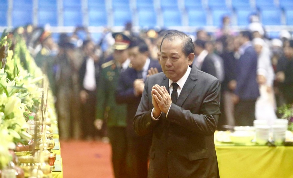 Phó Thủ tướng Thường trực Trương Hoà Bình xúc động trước linh cữu các liệt sĩ, ảnh Nguyễn Khánh