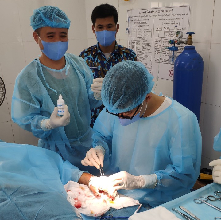 Kíp y, bác sĩ đảo Nam Yết xử lý vết thương cho bệnh nhân Phúc, ảnh Văn Khương