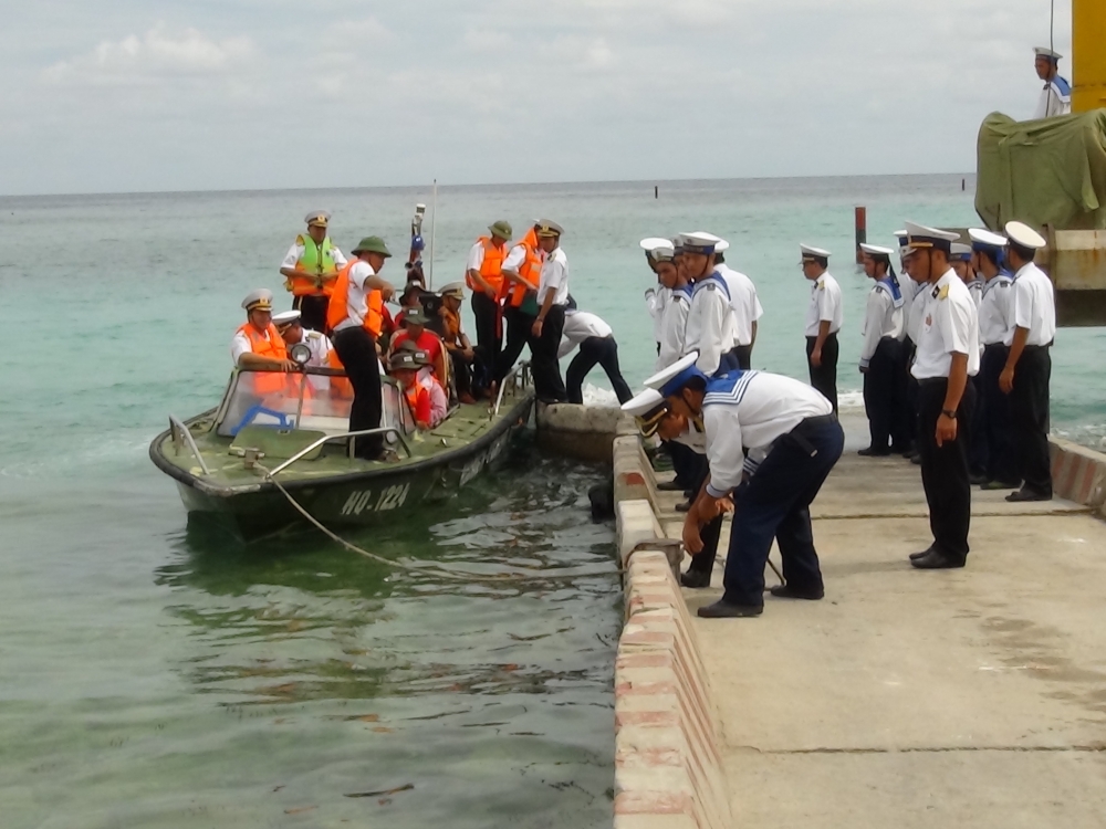 Đảo Nam Yết cứu ngư dân bị dập bàn tay trái do tai nạn lao động