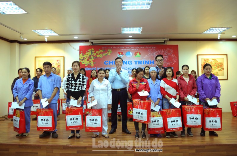 Thành đoàn Hà Nội trao quà Tết cho công nhân có hoàn cảnh khó khăn