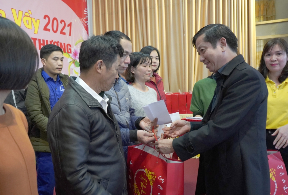 Hơn 250 suất quà tặng người lao động tại Chương trình "Tết sum vầy" huyện Thạch Thất
