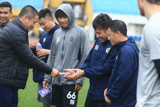 Dàn sao Hà Nội FC tươi rói trong buổi tập đầu năm mới