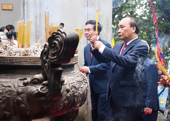 Chủ tịch nước Nguyễn Xuân Phúc dâng hương tưởng nhớ các Vua Hùng nhân ngày giỗ Tổ