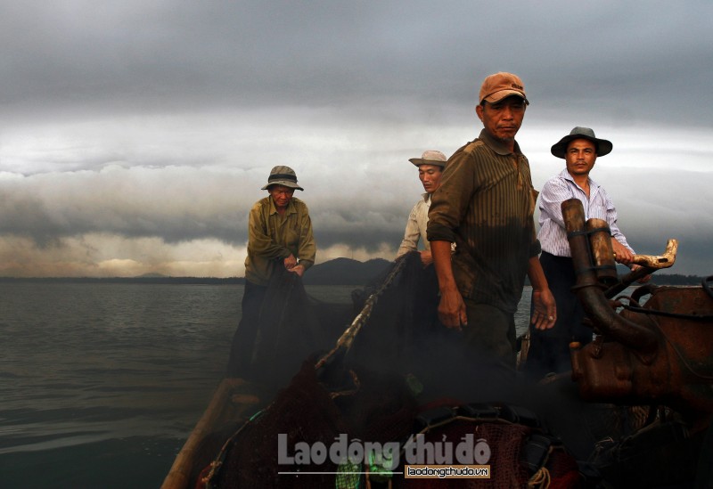 Lênh đênh những chiếc bè đánh cá ngoài khơi