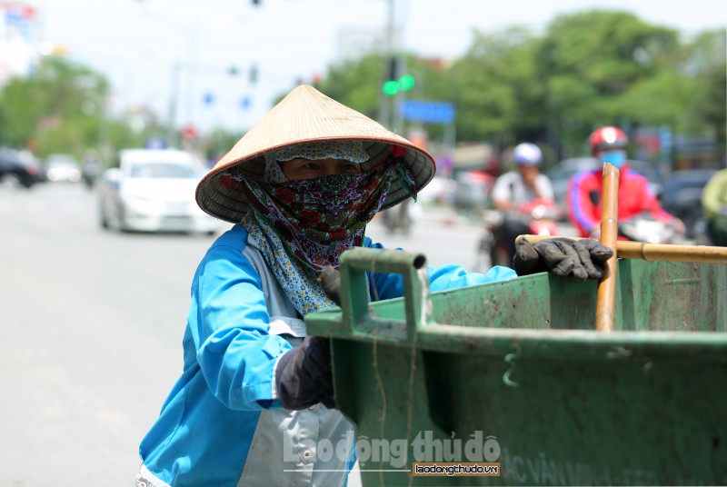 Hà Nội: Dưới trời nắng gắt, người lao động vất vả mưu sinh