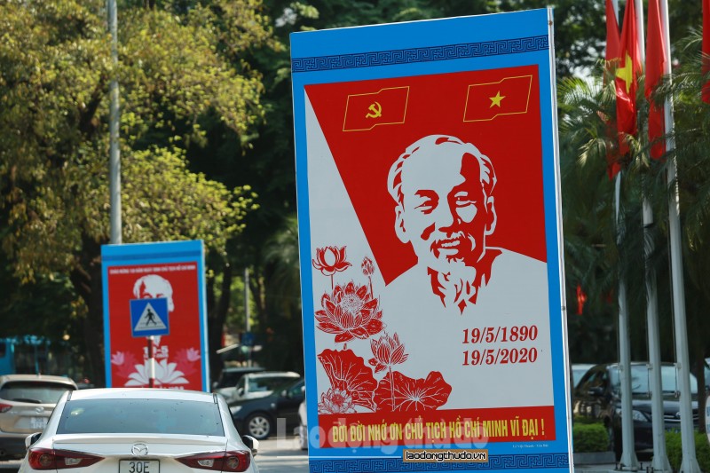 Hà Nội rực rỡ cờ hoa chào mừng kỷ niệm 130 năm ngày sinh Chủ tịch Hồ Chí Minh