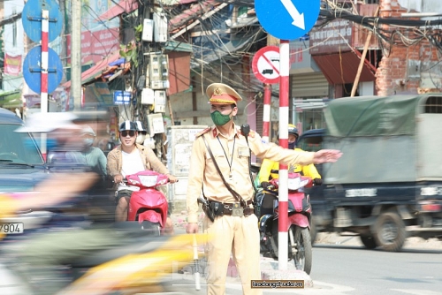 ha noi troi nang nhu do lua chien si canh sat giao thong cang minh lam nhiem vu