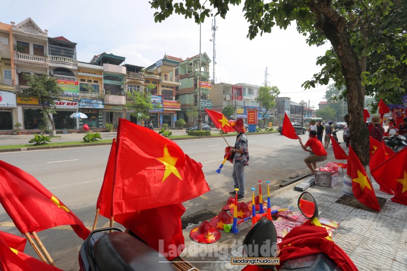 Mọi ngả đường vào sân Việt Trì rực đỏ trước trận U23 Việt Nam gặp Myanmar