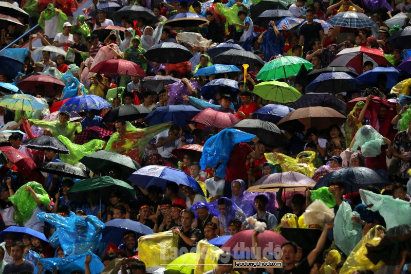 Người hâm mộ đội mưa cổ vũ đội tuyển U23 Việt Nam
