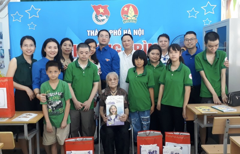 Thành đoàn Hà Nội tặng quà cho thiếu nhi tại lớp học tình thương - Trường THCS An Dương