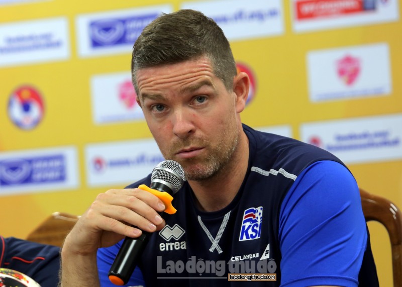 Huấn luyện viên Ludvik Gunnarsson chia sẻ về thành công của bóng đá Iceland