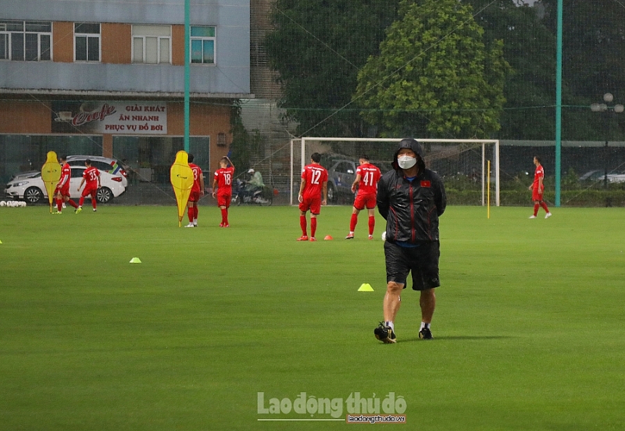 Huấn luyện viên Park Hang-seo rèn quân dưới trời mưa như trút nước