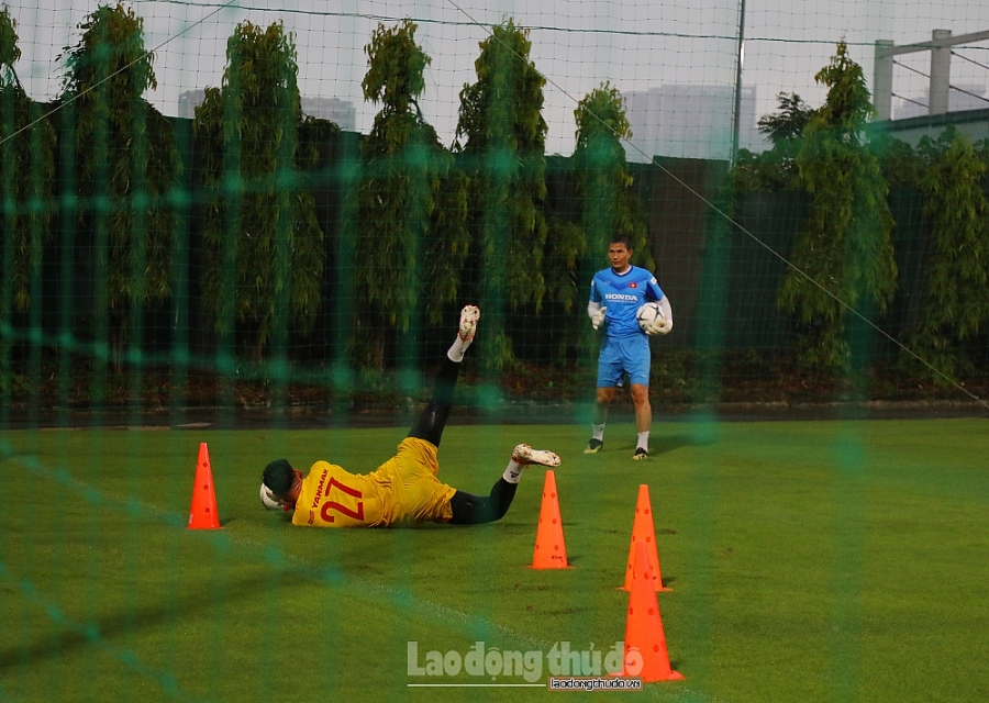 Huấn luyện viên Park Hang-seo rèn quân dưới trời mưa như trút nước