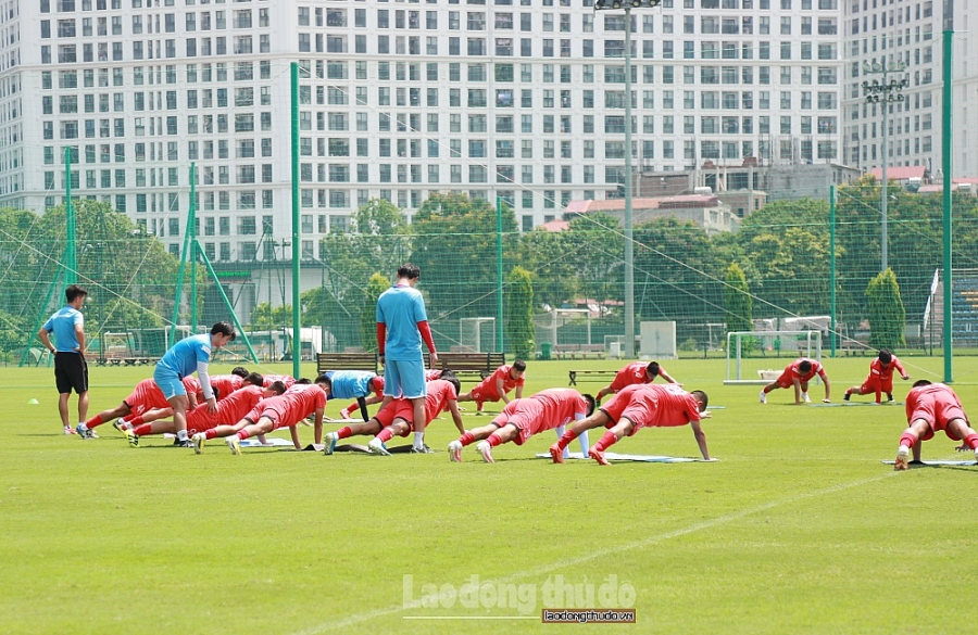 thay tro ong park vat lon voi nang nong tren san tap