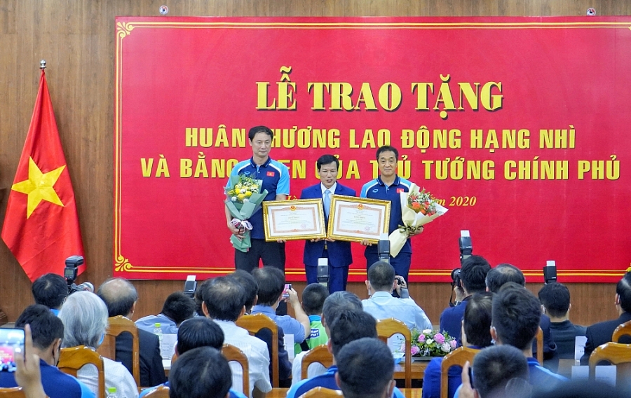 HLV Park Hang seo nhận Huân chương Lao động hạng Nhì