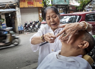 Chuyện về cụ bà 80 tuổi cắt tóc ở phố cổ