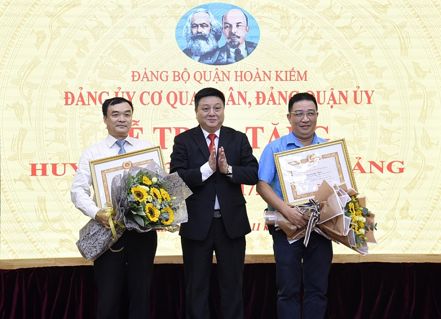 Trao tặng Huy hiệu 30 năm tuổi  Đảng cho đảng viên Chi bộ cơ quan Liên đoàn lao động quận Hoàn Kiếm