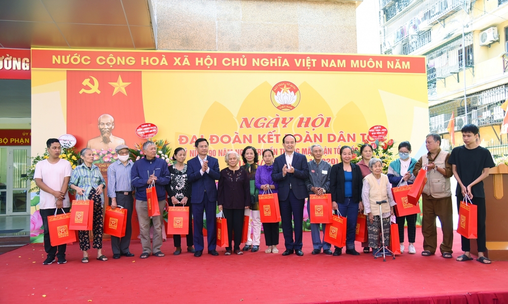 Phó Bí thư Thành ủy Nguyễn Ngọc Tuấn dự Ngày hội Đại đoàn kết toàn dân tộc tại Đống Đa