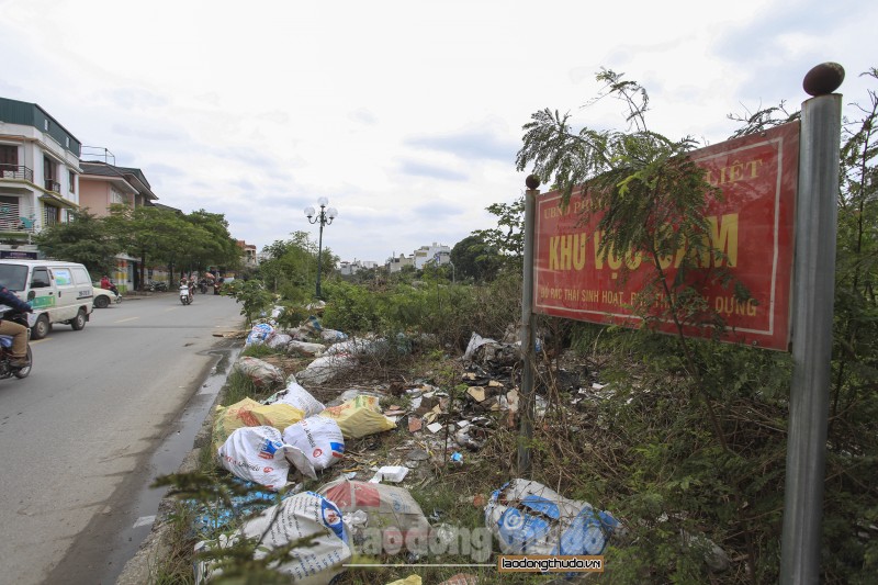 Những tuyến đường ngập rác thải ở quận Hoàng Mai