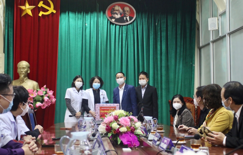 Công đoàn Thủ đô thăm các đơn vị y tế tuyến đầu chống dịch dịp Tết Nhâm Dần