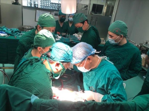 Làm chủ kỹ thuật cắt khối u trung thất phức tạp sử dụng máy tim phổi nhân tạo