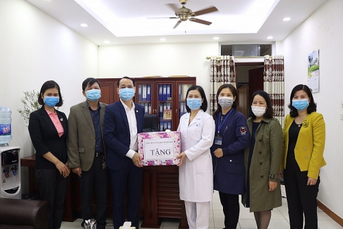Công đoàn Y tế Hà Nội: Thăm, tặng quà một số đơn vị y tế chống dịch Covid-19