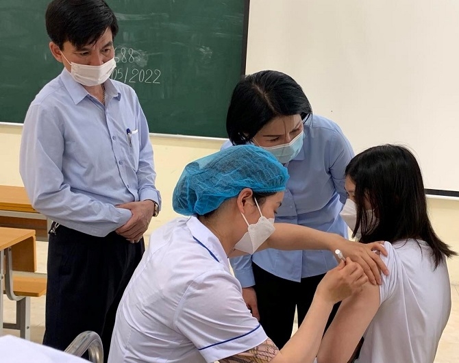 Gần 1.000 học sinh Hà Nội được tiêm vắc xin phòng Covid-19