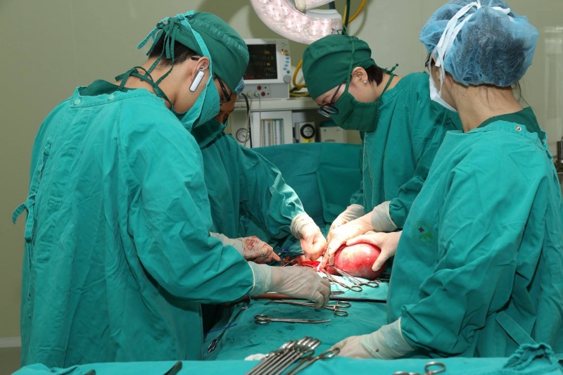 Phẫu thuật thành công cho bệnh nhân có khối u nặng 2kg