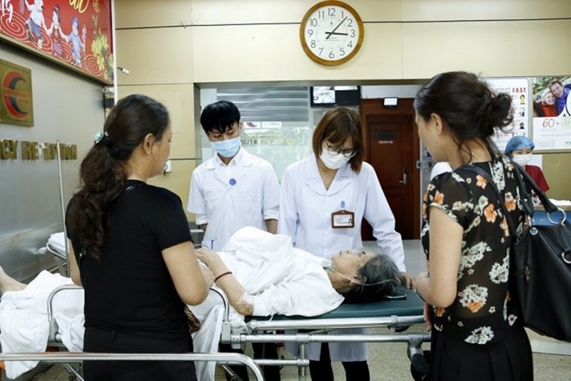 Bệnh viện Bạch Mai: Số bệnh nhân nhập viện tăng nhẹ trong đợt nắng nóng