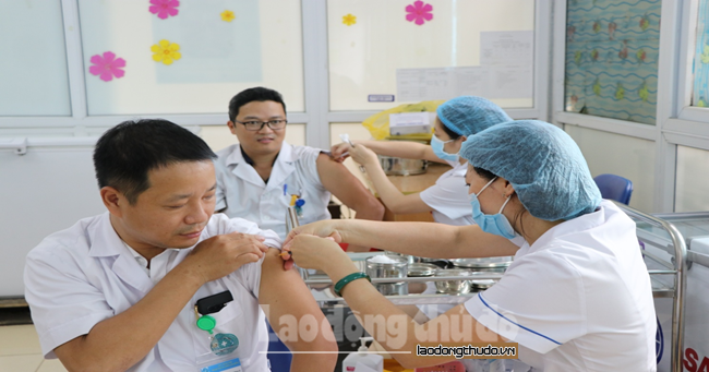 Gần 500 nhân viên y tế được  tiêm vắc xin phòng Covid-19