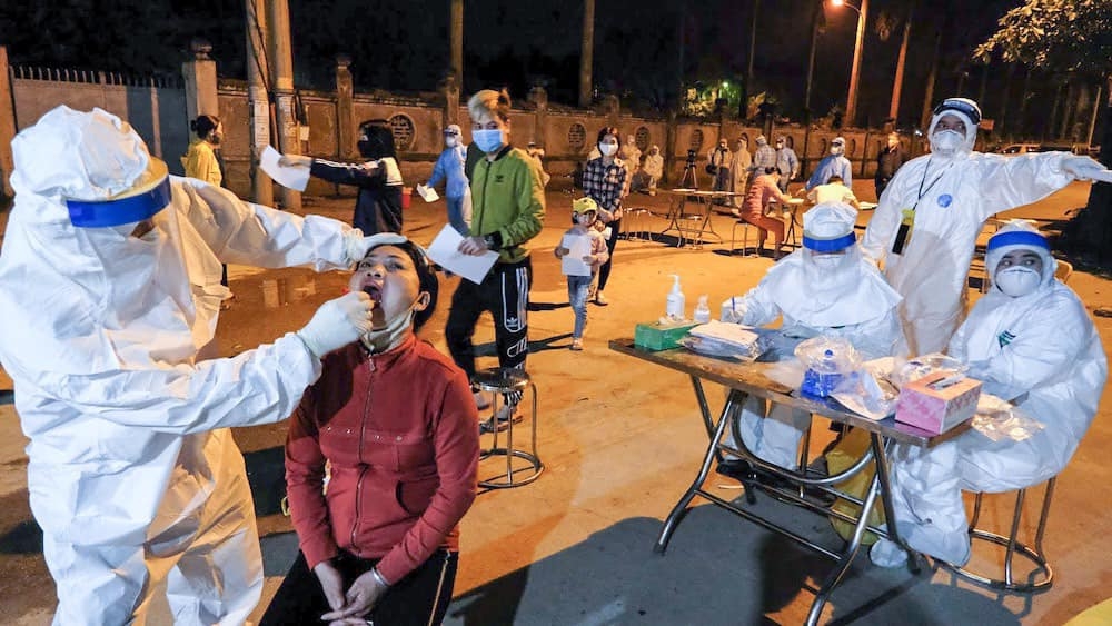 Hà Nội: Nhân viên y tế dự phòng xuyên đêm lấy mẫu xét nghiệm Covid-19