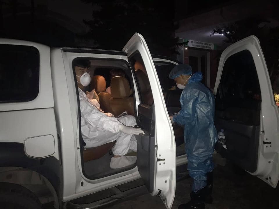 Hà Nội: Nhân viên y tế dự phòng xuyên đêm lấy mẫu xét nghiệm Covid-19