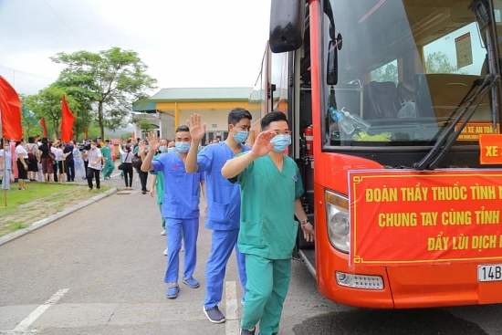 Quảng Ninh cử 200 nhân viên y tế, ủng hộ 4 tỷ đồng "tiếp sức" Bắc Giang chống dịch