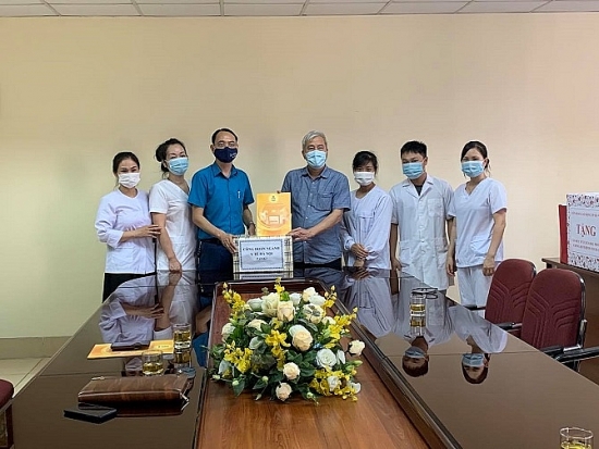 Công đoàn ngành Y tế Hà Nội thăm, tặng quà CDC Hà Nội