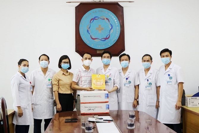 Công đoàn ngành Y tế Hà Nội thăm, tặng quà Bệnh viện Đa khoa Hà Đông