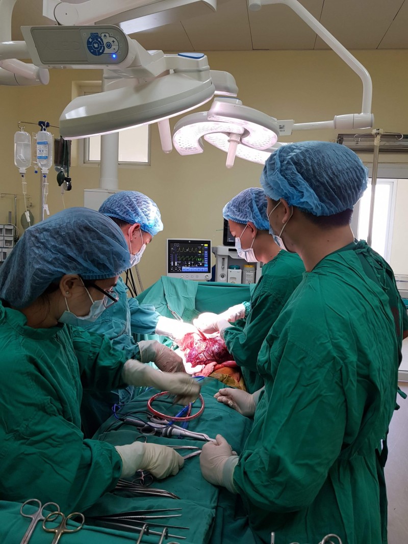 Phẫu thuật loại bỏ u mạc treo ruột khủng nặng 4kg cho bệnh nhân