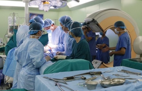Bệnh viện Bạch Mai: Ứng dụng kỹ thuật mới trong chỉnh hình vẹo cột sống
