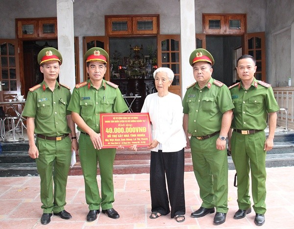 Trao kinh phí hỗ trợ xây dựng nhà ở cho Mẹ Việt Nam Anh hùng
