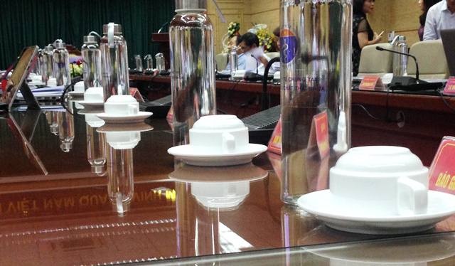 Ngành Y tế Hà Nội: Nói không với chai nước nhựa dùng một lần trong các cuộc họp, hội nghị