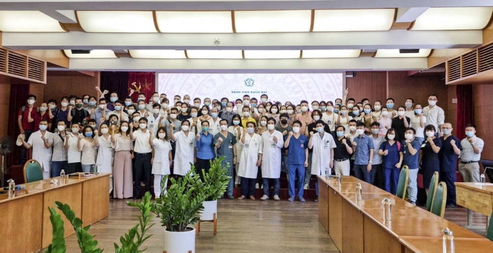 Gần 200 cán bộ y tế Bệnh viện Bạch Mai lên đường chi viện cho thành phố Hồ Chí Minh