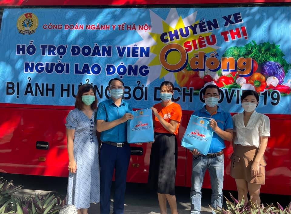 Công đoàn ngành Y tế Hà Nội trao 568 “Túi An sinh Công đoàn” cho người lao động