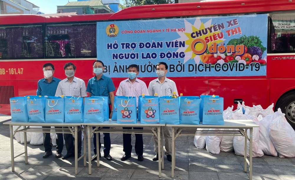 Công đoàn ngành Y tế Hà Nội trao 568 “Túi An sinh Công đoàn” cho người lao động