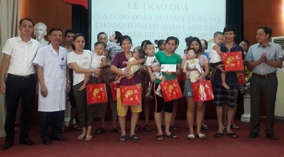 Công đoàn ngành Y tế Hà Nội: Tặng quà trung thu cho trẻ em Làng Hòa Bình