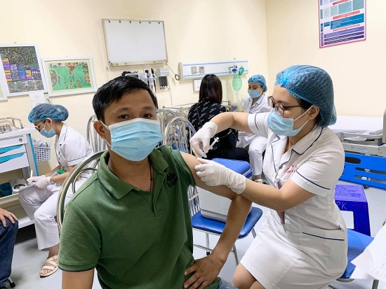 Hà Nội nhận thêm gần 1 triệu liều vắc xin Pfizer và AstraZeneca