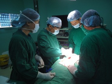 Phẫu thuật miễn phí cho người đàn ông câm điếc mang khối u hơn 20 năm