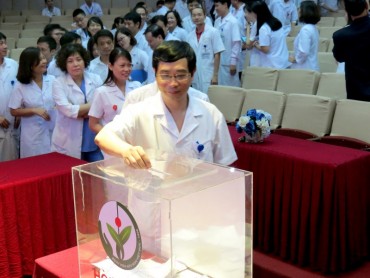 Bệnh viện Hữu nghị Việt Đức ủng hộ gần 300 triệu đồng vì miền Trung ruột thịt