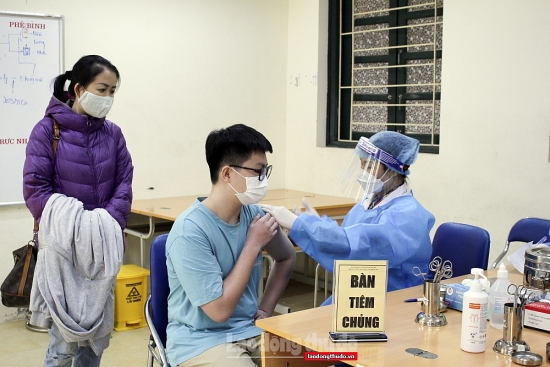 Học sinh Hà Nội hào hứng ngày đầu tiêm vắc xin phòng Covid-19
