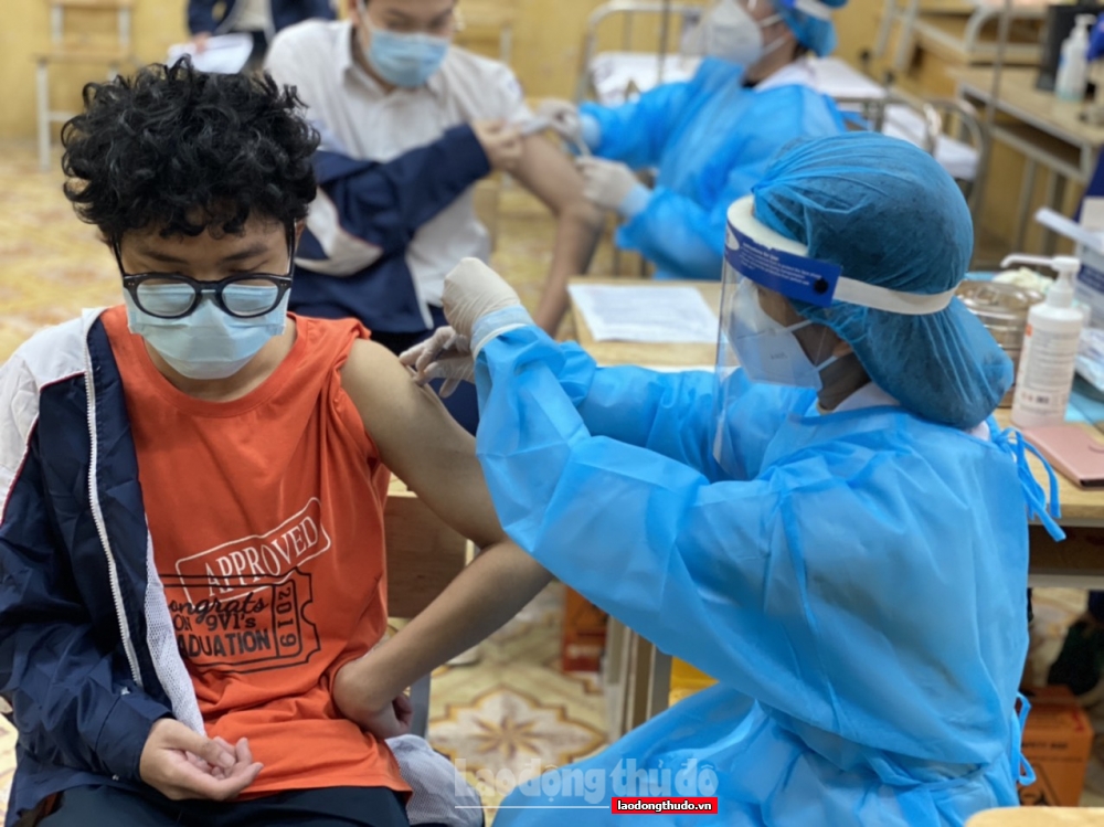 Hà Nội: Học sinh háo hức tiêm vắc xin Covid-19 chờ ngày tới trường đi học