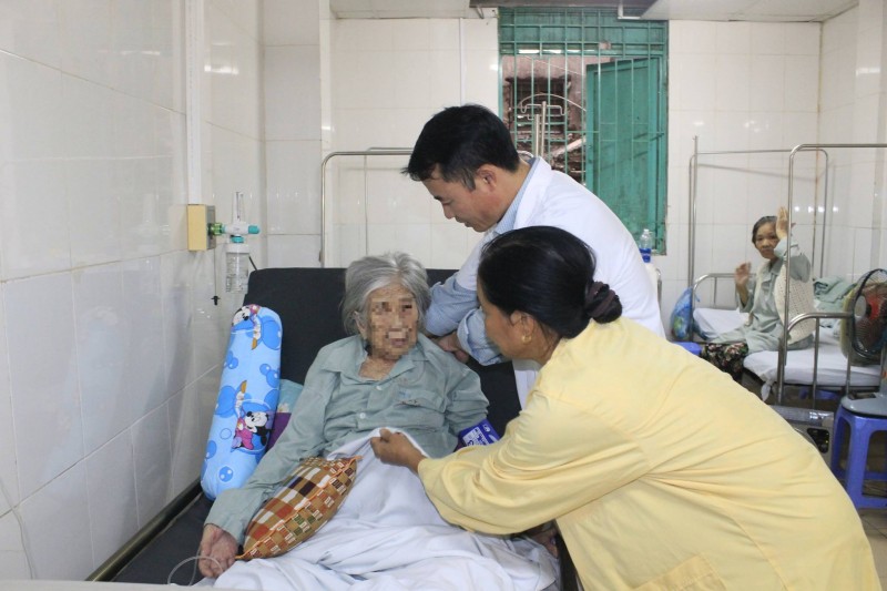 Bệnh nhân 100 tuổi thoát liệt giường nhờ thay khớp háng thành công
